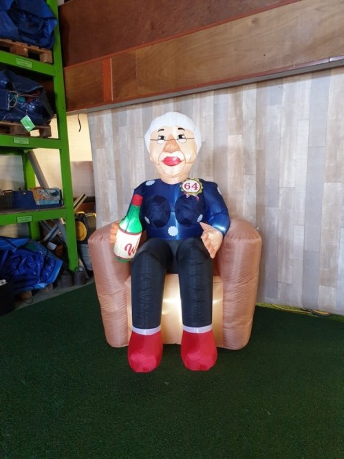 Indoor Sarah zittend op stoel 2,3m